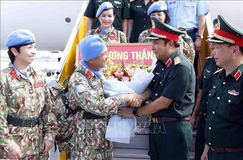 Thượng tướng Phùng Sĩ Tấn tặng hoa động viên cán bộ, nhân viên lên đường nhận nhiệm vụ - Ảnh: TTXVN Thượng tướng Phùng Sĩ Tấn tặng hoa động viên cán bộ, nhân viên lên đường nhận nhiệm vụ - Ảnh: TTXVN