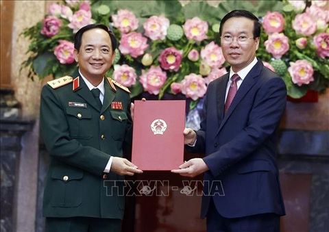 Chủ tịch nước trao quyết định thăng quân hàm thượng tướng cho ông Trịnh Văn Quyết - Ảnh 1. Chủ tịch nước Võ Văn Thưởng trao quyết định thăng quân hàm cho Thượng tướng Trịnh Văn Quyết - Ảnh: TTXVN