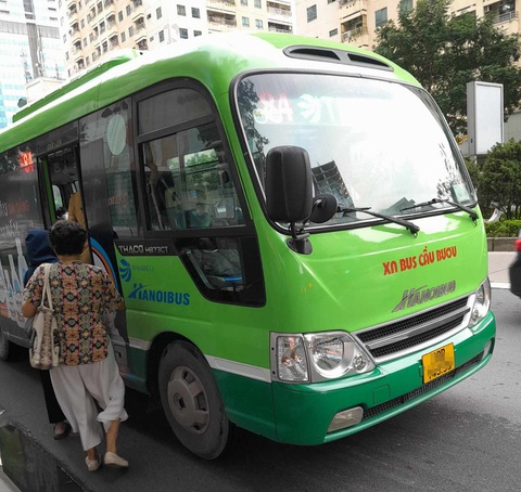 Cách nào giám sát lái xe liên tục quá 3 giờ trong đêm? - Ảnh 1. Xe buýt được xem là phương tiện di chuyển hữu ích với nhiều người. Nhiều ý kiến bạn đọc xung quanh đề xuất: tài xế không lái xe liên tục quá 3 giờ trong đêm - Ảnh minh họa: THANH LINH