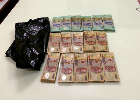 Thẩm phán tòa án tỉnh Gia Lai đòi 500 triệu đồng để xử thắng kiện - Ảnh 3. Số tiền tang vật cơ quan chức năng thu giữ tại phòng làm việc của thẩm phán Sớm - Ảnh: L.K.