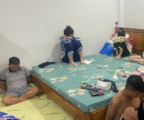 Bắt quả tang nhiều nam nữ thuê bungalow ở Phú Quốc sử dụng ma tuý - Ảnh 1. Lực lượng chức năng địa phương bắt quả tang nhiều nam nữ thuê bungalow ở Phú Quốc sử dụng ma túy - Ảnh: Công an cung cấp