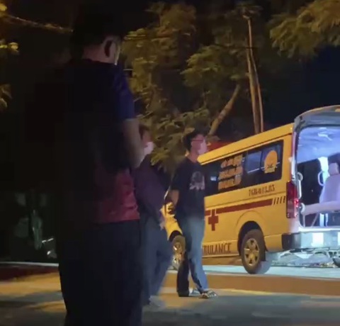 Nhân viên Trung tâm Pháp y Đà Nẵng cản xe: Nạn nhân là nữ du khách bị xe tải tông - Ảnh 3. Xe cứu thương do người nhà nạn nhân đưa tới phải ở ngoài rất lâu không được vào bên trong. Chỉ khi công an can thiệp xe mới được vào - Ảnh: Người nhà nạn nhân cung cấp