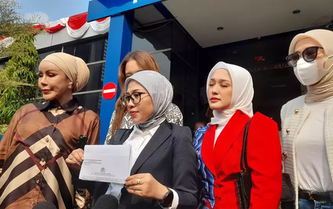 Thí sinh Miss Universe Indonesia bị buộc lột sạch đồ, tạo dáng nhạy cảm - Ảnh 1. 5 người đẹp thuê luật sư để tiến hành vụ kiện ban tổ chức Miss Universe Indonesia