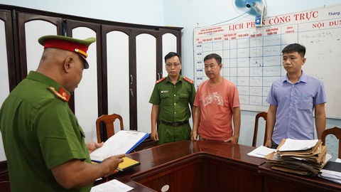 Nổ là ‘chạy’ được dự án bến du thuyền ở Đà Nẵng, lừa đảo chiếm đoạt 18 tỉ đồng - Ảnh 1. Cơ quan điều tra tống đạt các quyết định - Ảnh: H.B.