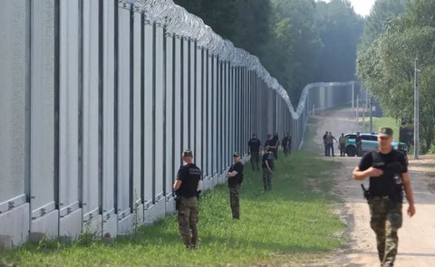 Ba Lan đưa thêm 2.000 quân tới biên giới với Belarus - Ảnh 1. Kể từ năm 2021, Ba Lan đã lắp hàng rào cao 5,5m dọc theo một phần biên giới với Belarus - Ảnh: AP