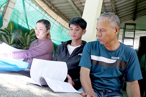 Suýt chết trên biển, chịu thiệt trên bờ - Ảnh 1. Chị Oanh (trái) chủ tàu QNg 905.27 TS, anh Kim (giữa) thuyền trưởng tàu và ngư dân Võ Văn Lựu, người đã kịp cứu bốn ngư dân tàu QNg 905.27 TS chìm ở Hoàng Sa - Ảnh: TRẦN MAI