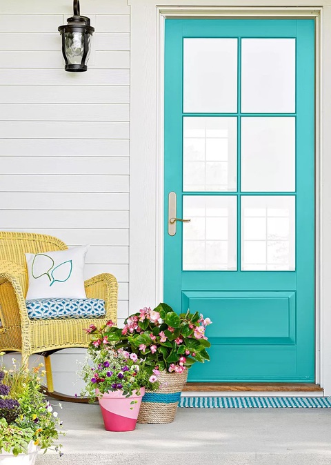 8 màu Barbiecore tuyệt đẹp không phải màu hồng - Ảnh 2. Cánh cửa tạo điểm nhấn cho bức tường với màu xanh và các phụ kiện cùng tông đi cùng - Ảnh: BHG