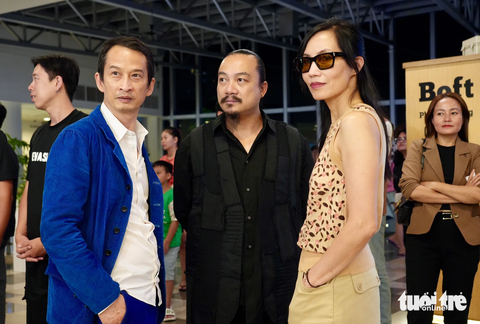 Vợ chồng đạo diễn Trần Anh Hùng - diễn viên Trần Nữ Yên Khê trò chuyện với đạo diễn Cao Trung Hiếu tại buổi ra mắt - Ảnh: HỮU HẠNH Vợ chồng đạo diễn Trần Anh Hùng - diễn viên Trần Nữ Yên Khê và đạo diễn Cao Trung Hiếu tại buổi ra mắt phim - Ảnh: HỮU HẠNH