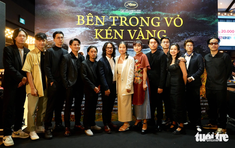 Ê kíp Bên trong vỏ kén vàng đưa thành quả ra rạp Việt. Với thời lượng 3 tiếng đồng hồ và nhịp phim rất chậm của dòng "slow cinema", phim sẽ khá thử thách khán giả - Ảnh: HỮU HẠNH Ê kíp Bên trong vỏ kén vàng đưa thành quả ra rạp Việt. Với thời lượng 3 tiếng và nhịp phim rất chậm của dòng "slow cinema", phim sẽ khá thử thách khán giả - Ảnh: HỮU HẠNH