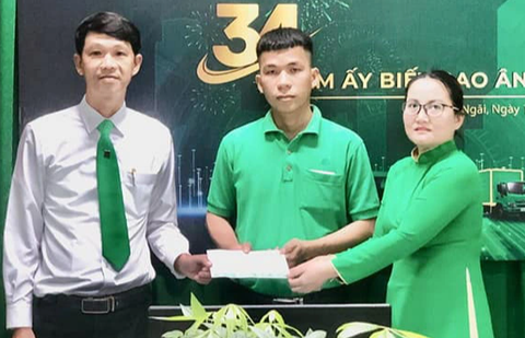 Hi hữu đi taxi cước 413.000, chuyển nhầm 413 triệu, tài xế phát hiện trả lại - Ảnh 1. Tài xế Đặng Văn Nghiêm được Mai Linh Quảng Ngãi khen thưởng vì hành động thật thà của mình - Ảnh: TRẦN MAI