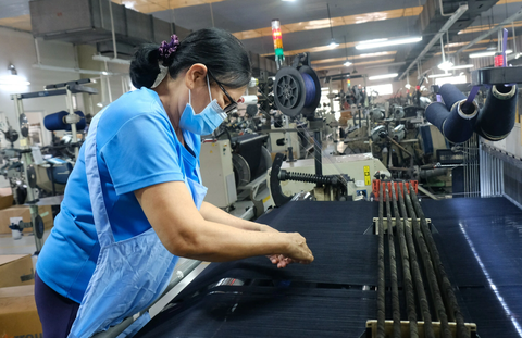 Tăng lương tối thiểu vùng 2024: Có nên tăng giữa thời điểm khó - Ảnh 1. Công nhân làm việc trong nhà máy dệt tại TP.HCM - Ảnh: VŨ THỦY
