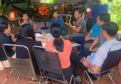 Đề nghị tạm đình chỉ trưởng công an xã xưng 'mày tao', hành hung người dân - Ảnh 1. Lực lượng công an, chính quyền địa phương đến nhà anh Hoàn thăm hỏi, động viên gia đình anh sau vụ việc - Ảnh: CTV