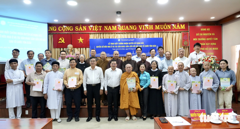 TP.HCM cấp sổ hồng cho 30 tổ chức tôn giáo - Ảnh 1. 30 tổ chức tôn giáo được cấp "sổ hồng" chiều 9-8 - Ảnh: HỮU HẠNH