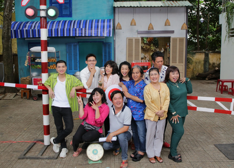 Một cảnh trong sitcom 1001 chuyện tám - Xóm đường ray - Ảnh: ĐPCC Một cảnh trong sitcom 1001 chuyện tám - Xóm đường ray - Ảnh: ĐPCC
