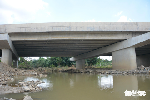 Dòng sông Phan, nơi tranh cãi nguyên nhân ngập cao tốc - Ảnh 1. Nước sông Phan hiện đã rút, không còn dâng cao như trước