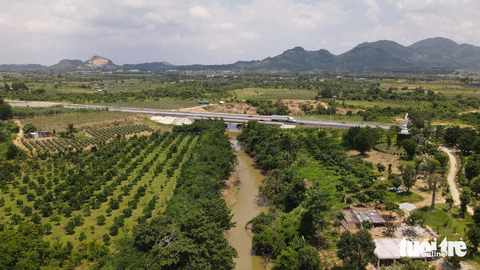 Dòng sông Phan, nơi tranh cãi nguyên nhân ngập cao tốc - Ảnh 7. Báo cáo với Bộ Giao thông vận tải về nguyên nhân nước sông Phan dồn vào hạ lưu cống Km25+419, đơn vị tư vấn thiết kế đánh giá khoảng thời gian từ ngày 26 đến 29-7, tỉnh Bình Thuận nói chung, khu vực xã Sông Phan và lân cận có mưa lớn kéo dài