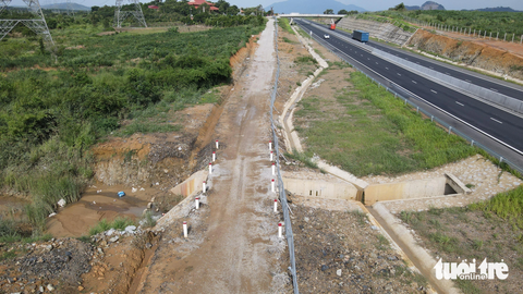 Dòng sông Phan, nơi tranh cãi nguyên nhân ngập cao tốc - Ảnh 9. Từ đó, đơn vị tư vấn thiết kế đề xuất giải pháp trước mắt là nạo vét lòng sông Phan trong phạm vi từ khu vực ngập qua khỏi cầu Sông Phan để đề phòng mưa lớn tiếp tục gây ngập