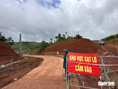 Đường dẫn xuống bờ đập luôn được canh giữ không cho người dân vào để tránh nguy hiểm, chỉ để lực lượng chức năng vào khảo sát, thực hiện chống sạt trượt - Ảnh: TRUNG TÂN Đường dẫn xuống bờ đập luôn được canh giữ không cho người dân vào để tránh nguy hiểm, chỉ để lực lượng chức năng vào khảo sát, thực hiện chống sạt trượt - Ảnh: TRUNG TÂN