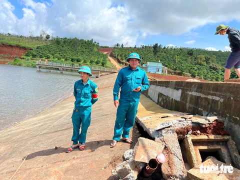 Lực lượng dân quân tuần ra vị trí nứt, xô lệch trên đập tràn hồ Đắk N'ting để kịp thời có phương án ứng phó. Ảnh chụp trưa 9-8 - Ảnh: TRUNG TÂN Lực lượng dân quân tuần tra vị trí nứt, xô lệch trên đập tràn hồ Đắk N'ting để kịp thời có phương án ứng phó với nguy cơ vỡ đập (ảnh chụp trưa 9-8) - Ảnh: TRUNG TÂN