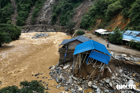 Chùm ảnh: Lũ quét kinh hoàng, tan hoang đường vào Hồ Bốn - Ảnh 4. Tại đây, khoảng 10 ngôi nhà đã bị cuốn trôi toàn bộ, để lại cảnh hoang tàn - Ảnh: NAM TRẦN