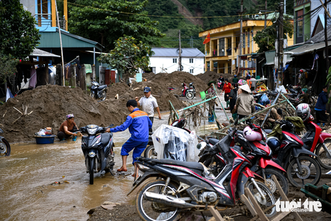 Chùm ảnh: Lũ quét kinh hoàng, tan hoang đường vào Hồ Bốn - Ảnh 8. Nhiều ngày trôi qua nhưng cảnh tượng tại xã Hồ Bốn vẫn vô cùng ngổn ngang do tuyến đường chưa được thông - Ảnh: NAM TRẦN