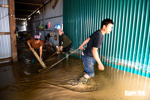 Chùm ảnh: Lũ quét kinh hoàng, tan hoang đường vào Hồ Bốn - Ảnh 16. Lũ tới nhanh, nhiều gia đình gần như mất trắng toàn bộ gia tài - Ảnh: NAM TRẦN