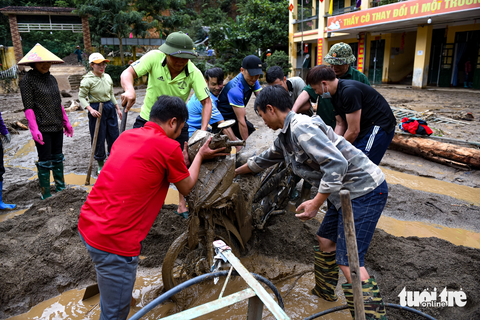 Chùm ảnh: Lũ quét kinh hoàng, tan hoang đường vào Hồ Bốn - Ảnh 19. Tại Trường Phổ thông dân tộc bán trú tiểu học và THCS xã Hồ Bốn, nhiều hạng mục bị hư hại nặng nề, các thầy cô cũng gấp rút khắc phục - Ảnh: NAM TRẦN