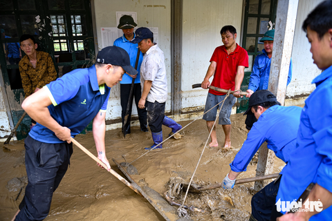 Chùm ảnh: Lũ quét kinh hoàng, tan hoang đường vào Hồ Bốn - Ảnh 20. Quân đội, dân quân tự vệ, đoàn viên thanh niên được tăng cường để cùng nhân dân khắc phục hậu quả sau lũ - Ảnh: NAM TRẦN