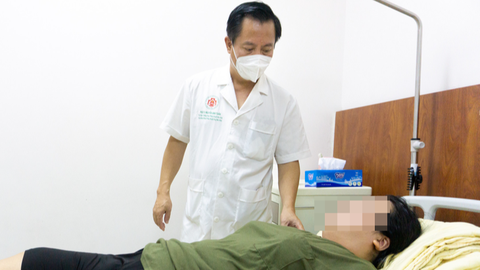 Tổn thương gan, suy thận vì thuốc giảm cân - Ảnh 1. Bác sĩ trao đổi với bệnh nhân - Ảnh minh họa: HÀ LINH