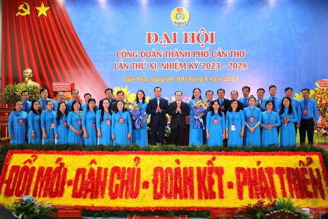 "Cần đột phá để phong trào công nhân và hoạt động của công đoàn đi vào thực chất" - Ảnh 2. Lãnh đạo tặng hoa cho Ban Chấp hành công đoàn TP Cần Thơ nhiệm kỳ 2023-2028 - Ảnh: T.L