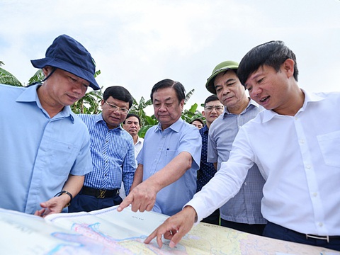 Nâng cao năng lực dự báo mưa lũ - Ảnh 11. Bộ trưởng Bộ Nông nghiệp và Phát triển nông thôn Lê Minh Hoan kiểm tra tình trạng sạt lở bờ sông Thao đoạn qua huyện Lâm Thao (Phú Thọ) sáng 8-8 - Ảnh: TÙNG ĐINH