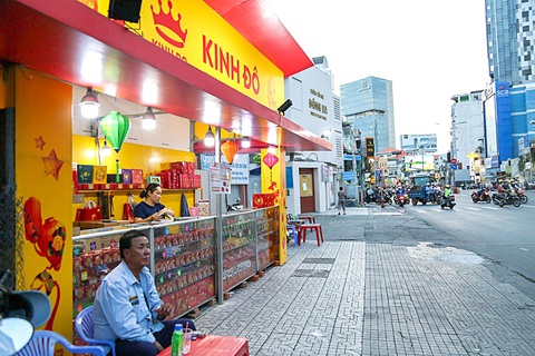 Thị trường bánh trung thu "sống tốt" nhờ khách doanh nghiệp - Ảnh 1. Quầy bánh trung thu trên đường Phan Đăng Lưu (quận Bình Thạnh, TP.HCM) vắng khách (ảnh chụp chiều 8-8) - Ảnh: PHƯƠNG QUYÊN