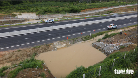 Bộ Giao thông vận tải lên tiếng vụ ngập cao tốc Phan Thiết - Dầu Giây - Ảnh 1. Vị trí cống ngang tại km25 + 419 cao tốc Phan Thiết - Dầu Giây bị dềnh nước gây ngập cục bộ mặt đường ngày 29-7 - Ảnh: ĐỨC TRONG