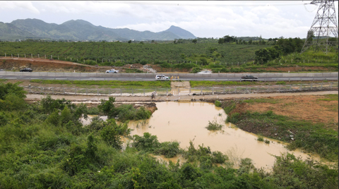 Phó Thủ tướng Trần Hồng Hà đề nghị làm rõ nguyên nhân ngập cao tốc Phan Thiết - Dầu Giây - Ảnh 1. Vị trí ngập trên cao tốc Phan Thiết - Dầu Giây ngày 29-7 - Ảnh: ĐỨC TRONG