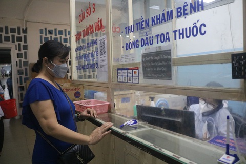 Người bệnh đang được cấp phát thuốc tại bệnh viện trên địa bàn TP.HCM - Ảnh: THU HIẾN Người bệnh đang chờ cấp phát thuốc tại một bệnh viện ở TP.HCM - Ảnh: THU HIẾN