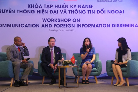 ¼ nội các Hoa Kỳ đến thăm Việt Nam trong năm nay - Ảnh 1. Ông Marc Knapper (thứ hai từ trái), đại sứ Hoa Kỳ tại Việt Nam, và Thứ trưởng Bộ Ngoại giao Lê Thị Thu Hằng chia sẻ tại chương trình tập huấn người phát ngôn 63 tỉnh thành sáng 9-8 - Ảnh: TRƯỜNG TRUNG