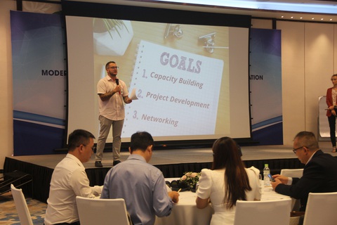 ¼ nội các Hoa Kỳ đến thăm Việt Nam trong năm nay - Ảnh 3. Khóa học kéo dài 3 ngày do giảng viên Mỹ và Việt Nam đứng lớp sẽ giúp người phát ngôn cấp tỉnh tiếp cận các chiến lược truyền thông - Ảnh: TRƯỜNG TRUNG