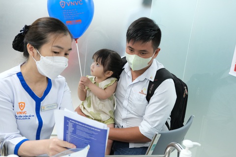Vắc xin về 'miệt thứ...' - Ảnh 1. Việc bảo vệ con bằng vắc xin đã trở thành việc không thể thiếu của những người dân
