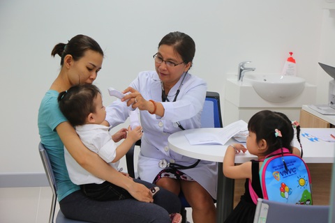 Hôm nay, Báo Tuổi trẻ và VNVC sẽ trao giải cuộc thi "Tiêm ngừa- Chuyện chưa kể" - Ảnh 1. Trẻ em chuẩn bị được tiêm ngừa vắc xin tại VNVC - Ảnh: P.LAN