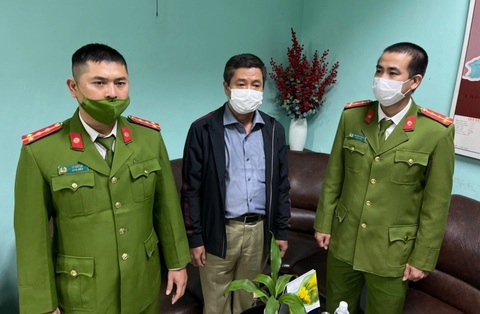 Giám đốc CDC Huế bị bắt vì liên quan đến kit test COVID được quay lại làm việc - Ảnh 1. Ông Hoàng Văn Đức (giữa) - nguyên giám đốc CDC Thừa Thiên Huế - khi bị bắt đầu năm 2022 - Ảnh: MẠNH HÙNG