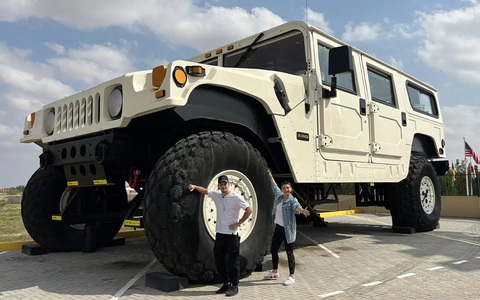 Khám phá Hummer lớn nhất thế giới của tỉ phú Trung Đông: To như căn hộ, giá mỗi bánh đủ mua ô tô mới - Ảnh 11. Có thể hiểu vì sao nếu H1 X3 ra đường sẽ có cả dàn quân hộ tống. Còn phần lớn thời gian, xe sẽ nằm trong Bảo tàng Offroad Museum ở Sharjah, UAE, cũng thuộc về Rainbow Sheikh - Ảnh: Supercar Blondie