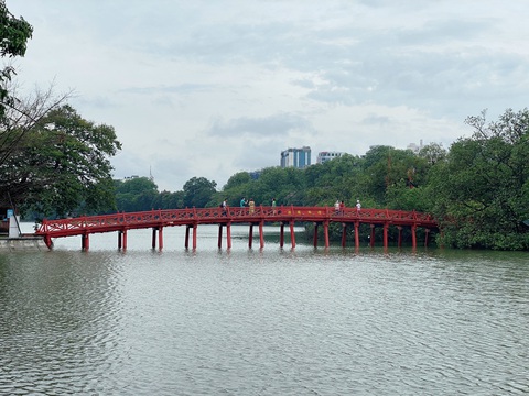 Bí thư Hà Nội: Tinh thần là giữ ổn định quận Hoàn Kiếm - Ảnh 2. Quận Hoàn Kiếm là trung tâm văn hóa lớn của thủ đô. Trong ảnh: cầu Thê Húc bắc qua hồ Hoàn Kiếm đi vào đền Ngọc Sơn - Ảnh: PHẠM TUẤN