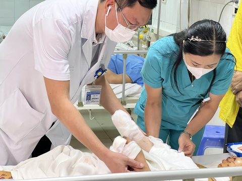 Bác sĩ Bệnh viện Hữu Nghị Việt Đức thăm khám cho bệnh nhân - Ảnh Bác sĩ Bệnh viện Hữu nghị Việt Đức thăm khám cho bệnh nhân - Ảnh: BVCC