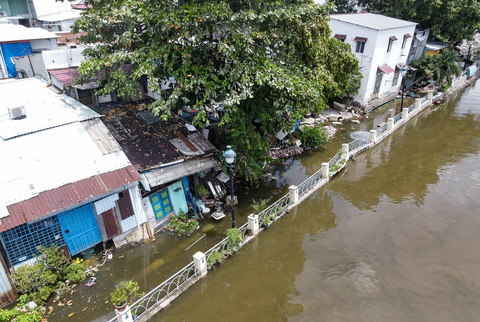 Đoạn kè Thanh Đa (phường 25, quận Bình Thạnh) bị sạt lở hàng trăm mét - Ảnh: CHÂU TUẤN Đoạn kè Thanh Đa (phường 25, quận Bình Thạnh) bị sạt lở hàng trăm mét - Ảnh: CHÂU TUẤN