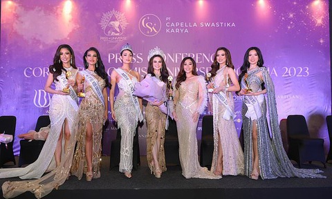 Thí sinh Miss Universe Indonesia bị buộc lột sạch đồ, tạo dáng nhạy cảm - Ảnh 2. Thí sinh Miss Universe Indonesia 2023 trong buổi họp báo công bố cuộc thi