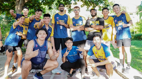 Đội bóng ở VBA 2023 mang niềm vui đến làng trẻ em SOS - Ảnh 5. Các thành viên CLB Nha Trang Dolphins lưu kỷ niệm với Làng trẻ em SOS Nha Trang - Ảnh: VBA