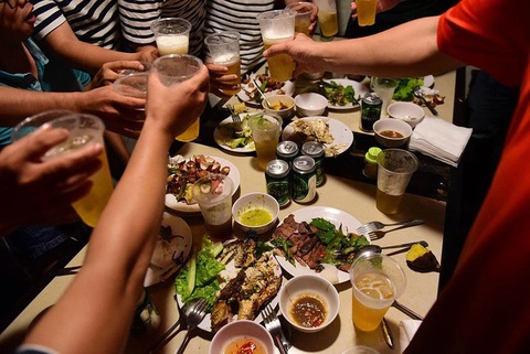 Ăn vội bữa sáng, bỏ bữa trưa, nhiều bữa tối: Thừa năng lượng nhưng thiếu chất - Ảnh 1. Không những ăn uống nhiều nhất trong ngày, bữa tối cũng là lúc la cà những cuộc nhậu của nhiều người - Ảnh: Q.Đ.