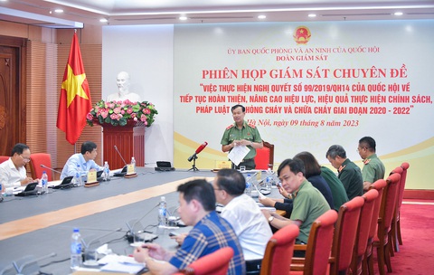 Tướng quân đội: Quy chuẩn phòng cháy, chữa cháy tuổi thọ chỉ 1 năm, gây khó cho doanh nghiệp - Ảnh 3. Quang cảnh phiên họp - Ảnh: NGHĨA ĐỨC