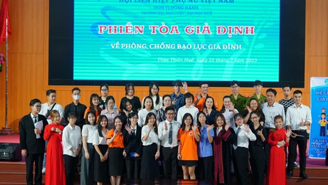 Đào tạo đại học gắn với thực tiễn là tất yếu - Ảnh 2. Phiên tòa giả định với chủ đề ‘Phòng chống bạo lực gia đình’ tại Trường đại học Luật, Đại học Huế
