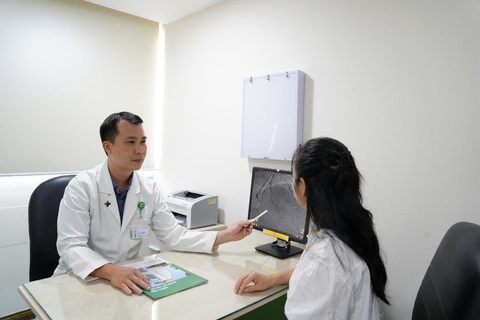 BV Hoàn Mỹ Sài Gòn nâng cao hiệu quả điều trị cho người bệnh tim mạch - Ảnh 3. Bác sĩ tư vấn trước phẫu thuật cho người nhà bệnh nhân